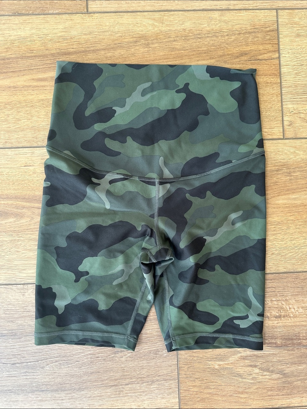 Old Navy Women's Camo High-Waist Athletic Shorts - Green & Black